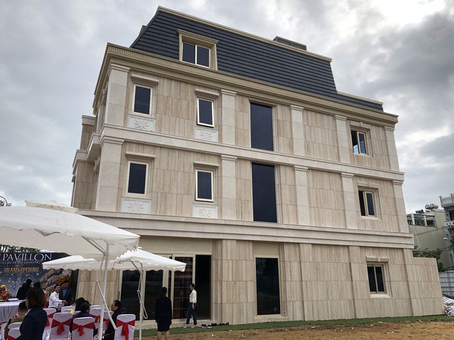 Le Pavillon kỳ công đầu tư ốp đá Marble Travertine toàn bộ mặt ngoài với thiết kết phức tạp theo kiến trúc cổ điển châu Âu /// Ảnh: Phú Thành